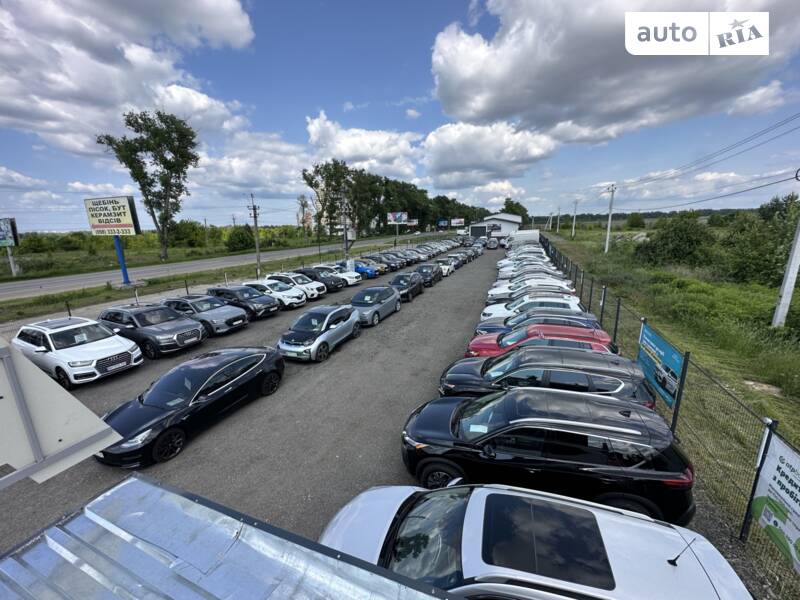 Автомобілі на майданчику American Express Auto