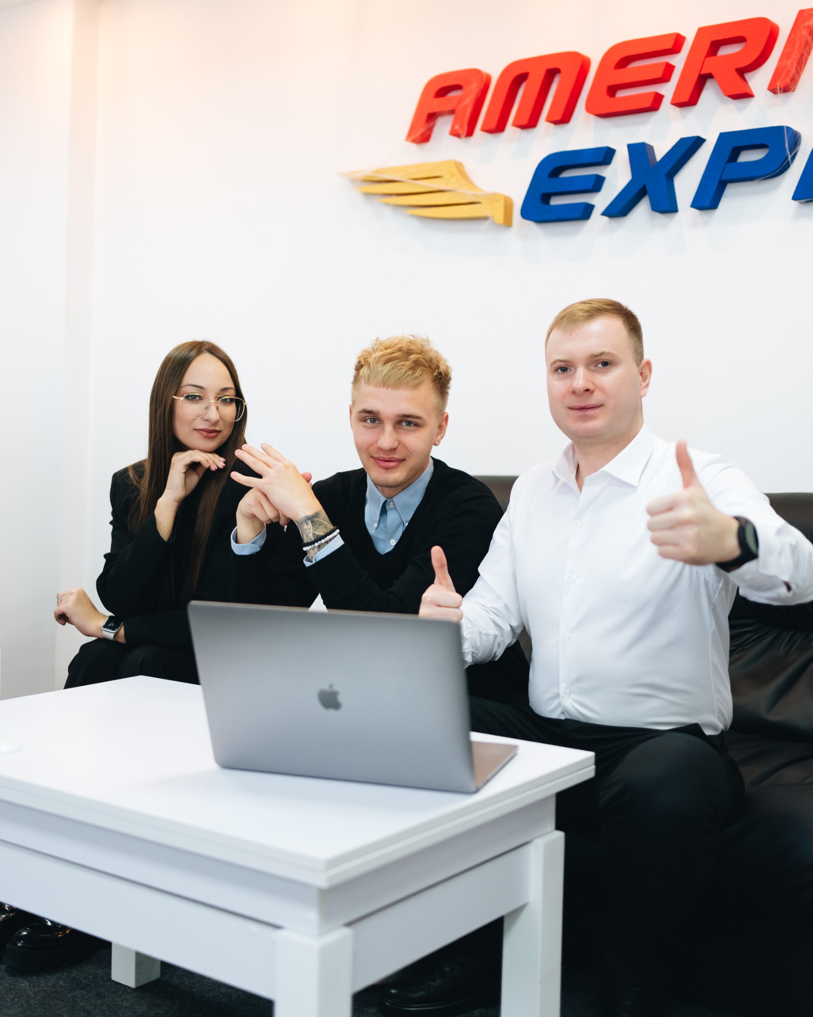 Менеджери American Express Auto в офісі біля ноутбука