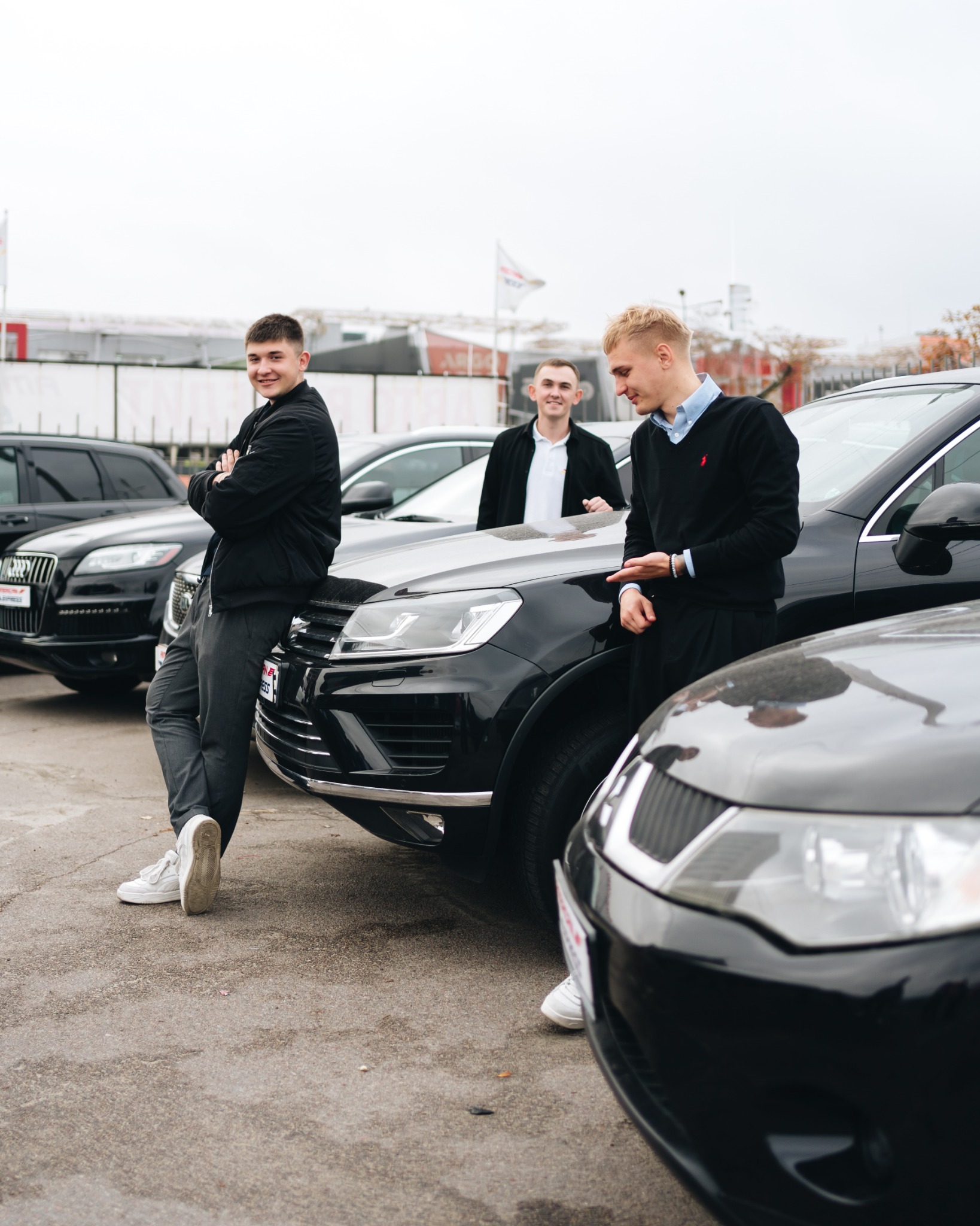 Менеджери American Express Auto серед автомобілів на майданчику